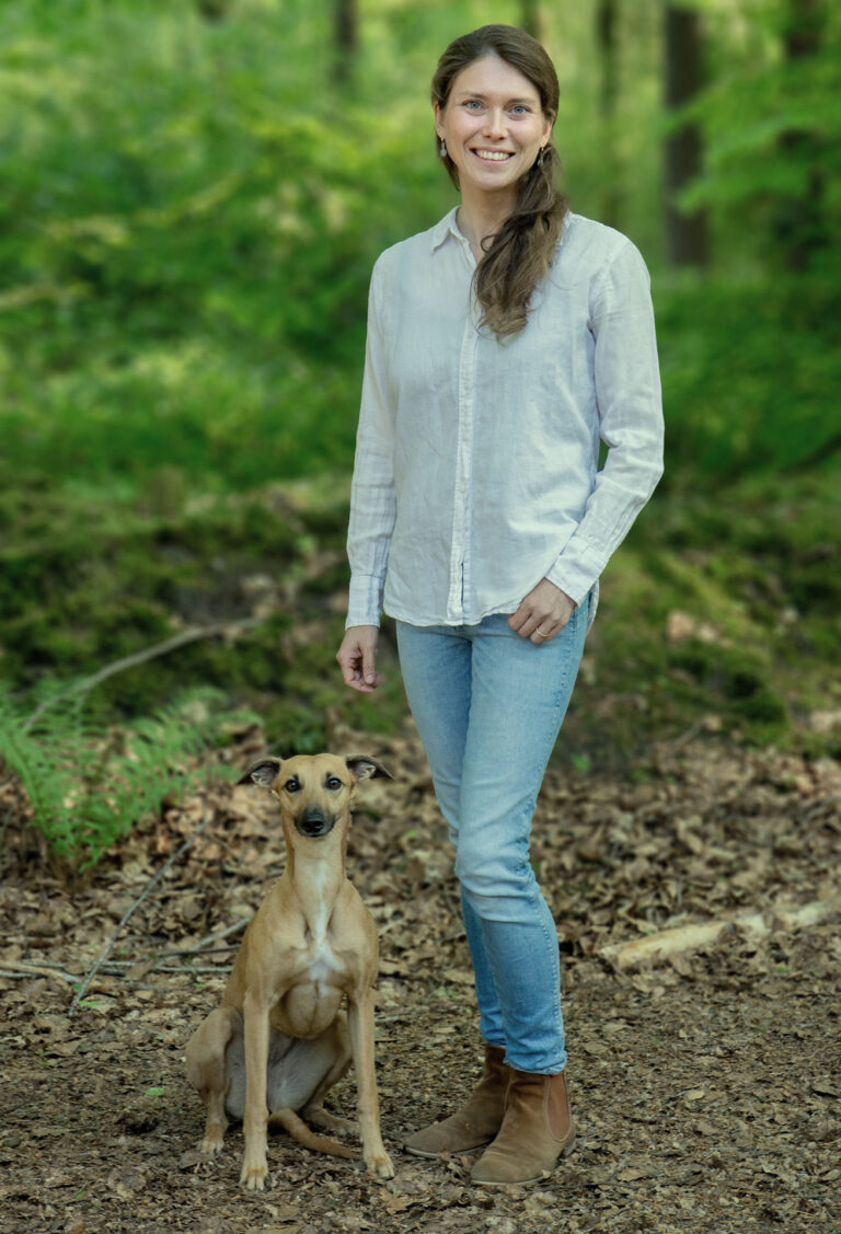 Portrait von Zoë Schneider mit Hündin, Ganzheitliche Tierarztpraxis